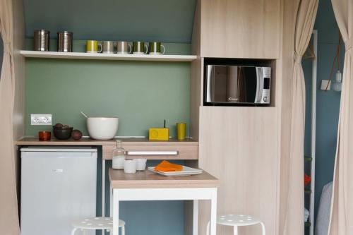 Villa Cottage in Loire Valley - Camping Le Cardinal - Coco Sweet 2 bedrooms - without toilet blocks - Photo 5