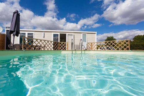 Villa Cottage in Loire Valley - Camping Le Cardinal - Cottage 3 bedrooms + heatde Swimming pool - Photo 5