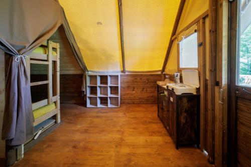 Camping La Clairière - Canvas hut - 2 bedrooms - without toilet blocks - Photo 4