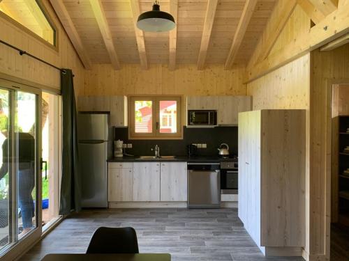 Camping Les Lanchettes - Chalet Ulysse 54m² 3 bedrooms + semi-covered terrace 24m² with Nordic bath - Photo 3