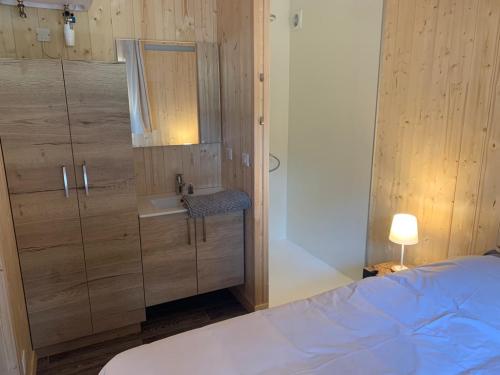 Camping Les Lanchettes - Chalet Ulysse 54m² 3 bedrooms + semi-covered terrace 24m² with Nordic bath - Photo 5