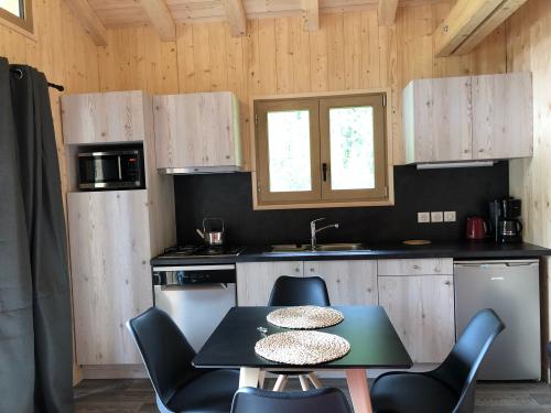 Camping Les Lanchettes - Chalet Hermine 24 m² 1 bedroom + semi-covered terrace 12m² with Nordic bath - Photo 4