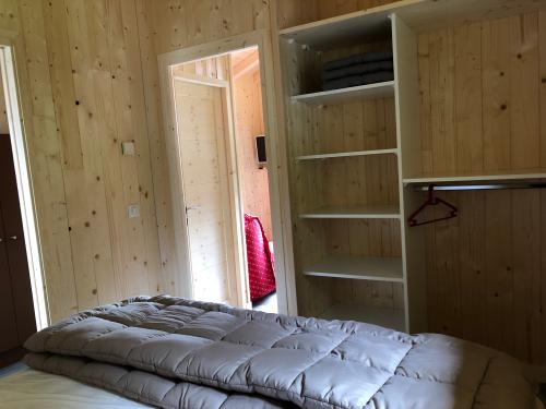 Camping Les Lanchettes - Chalet Hermine 24 m² 1 bedroom + semi-covered terrace 12m² with Nordic bath - Photo 7