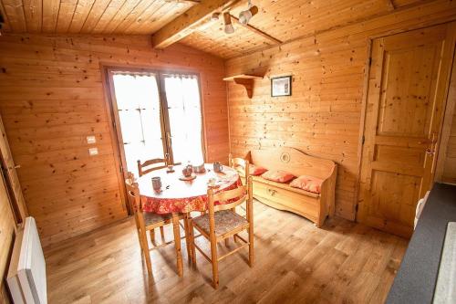 Camping Les Lanchettes - Chalet Beaufortain 29m² 2 bedrooms + terrace 12m² - Photo 2