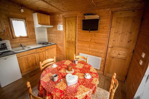 Camping Les Lanchettes - Chalet Beaufortain 29m² 2 bedrooms + terrace 12m² - Photo 4