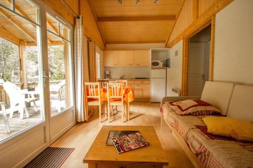 Camping Les Lanchettes - Chalet Bellecote 35m² 2 bedrooms + terrace 12m² - Photo 2