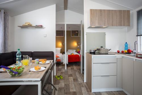 Camping Les Peupliers**** - Mobile-home air-conditioned 2 bedrooms Palma - 24m² - Photo 2