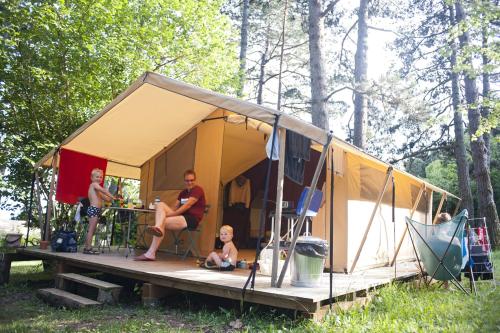 Huttopia Saumur - Classic IV Wood&Canvas tent - Photo 2