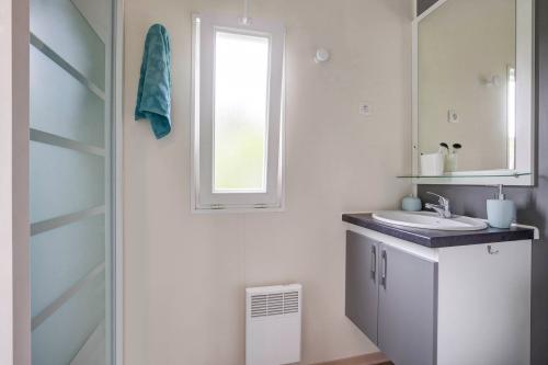 Camping Sandaya Château des Marais - Chalet Newton 2 bedrooms 2 bathrooms - Air con PREMIUM - Photo 5