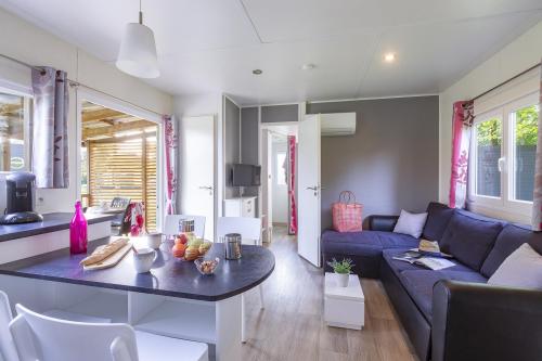 Camping Sandaya Château des Marais - Cottage Newton 2 bedrooms 2 bathrooms - Air con PREMIUM - Photo 3