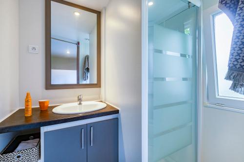 Camping Sandaya Château des Marais - Cottage Newton 2 bedrooms 2 bathrooms - Air con PREMIUM - Photo 6