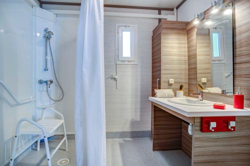 Camping Sandaya Château des Marais - Chalet 2 bedrooms *** adapted to the people with reduced mobility - Photo 4