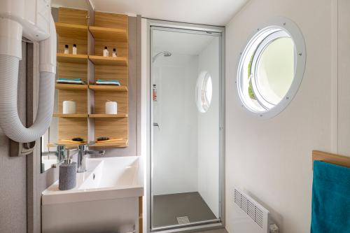 Camping Sandaya Château des Marais - Cottage 2 bedrooms *** - Photo 5