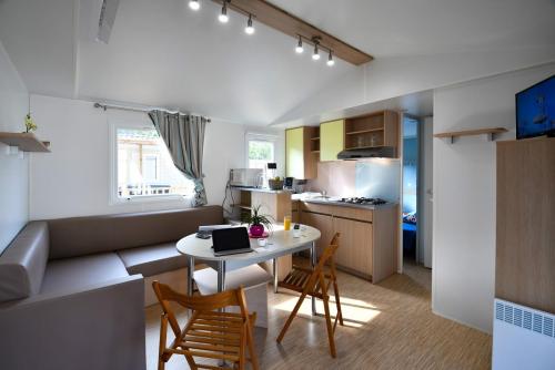 Camping Argeles Vacances - Mobil home Evolution 3 bedrooms, air conditioning, TV - Photo 3