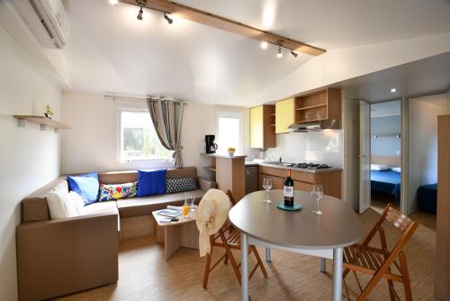 Camping Argeles Vacances - Mobil home FAMILY 4 Bedrooms, Air conditioning, TV, dish - washer - Photo 2