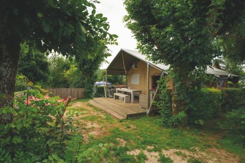 Camping Les Genêts - Tente Safari - Séjour détente - Photo 1