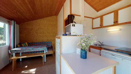 Camping Les Genêts - Wooden chalet 2 bdrs 28 m² - Photo 6