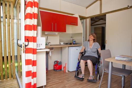 Camping LA BELLE ETOILE - Chalet HANDI ACCESS - Photo 3