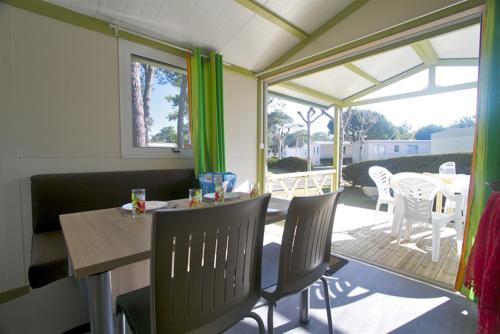 Camping Côté Plage - Chalet Canelle 25m² - 2 bedrooms + sheltered terrace - Photo 4