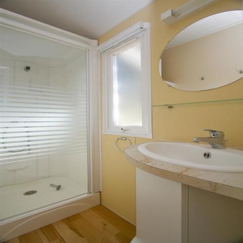 Camping Côté Plage - Mobilhome Cordova 30 m² - 2 bedrooms + sheltered terrace - Photo 3