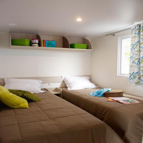 Flower Camping Les Genêts - Standard Mobile Home 32m² (3 bedrooms) + covered terrace + TV - Photo 4