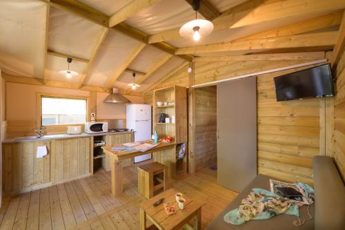 Flower Camping Cap Finistère - Cosyflower Premium 38m² (2 bedrooms) + TV + dishwasher + sheets + towels + covered terrace - Photo 4