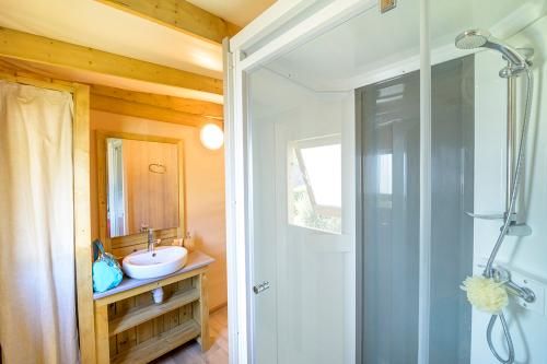 Flower Camping Cap Finistère - Cosyflower Premium 38m² (2 bedrooms) + TV + dishwasher + sheets + towels + covered terrace - Photo 8