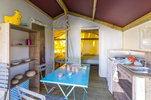 Flower Camping les Genêts - Tente Lodge reeflower Confort + 28m² (2 bedrooms) sheltered terrace - Photo 4