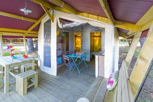 Flower Camping les Genêts - Tente Lodge reeflower Confort + 28m² (2 bedrooms) sheltered terrace - Photo 5