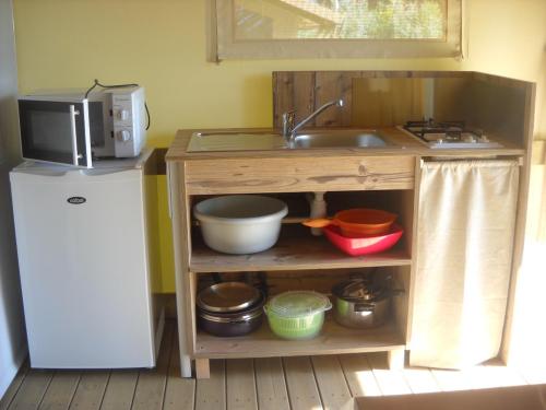 Flower Camping les Genêts - Tente Lodge reeflower Confort + 28m² (2 bedrooms) sheltered terrace - Photo 7