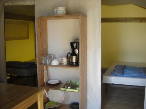Flower Camping les Genêts - Tente Lodge reeflower Confort + 28m² (2 bedrooms) sheltered terrace - Photo 8
