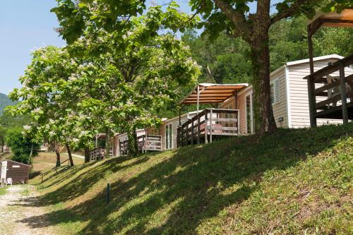 Flower Camping Mas de Champel - Mobile-Home 30m² - Comfort - 2 bedrooms - Semi-covered terrace - TV - Air conditioning - Photo 6