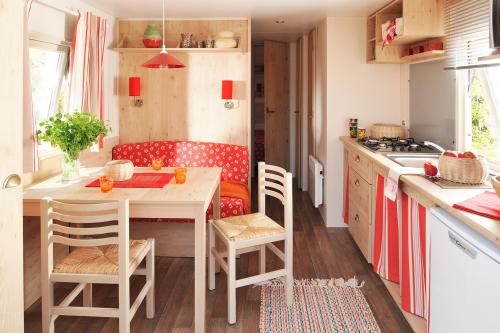 Camping Sandaya Sanguinet Plage - Gipsycar 2 bedrooms Unusual - Photo 2