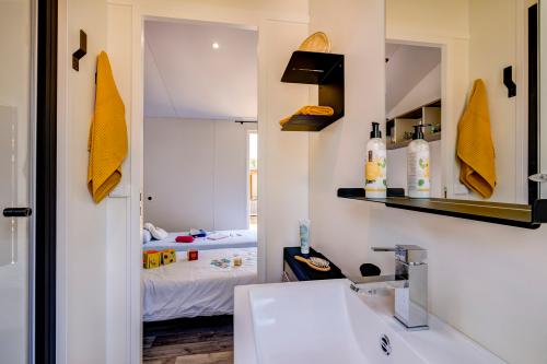 Camping Sandaya Sanguinet Plage - Cottage Cocoon 2 bedrooms air-conditioning Premium - Photo 4