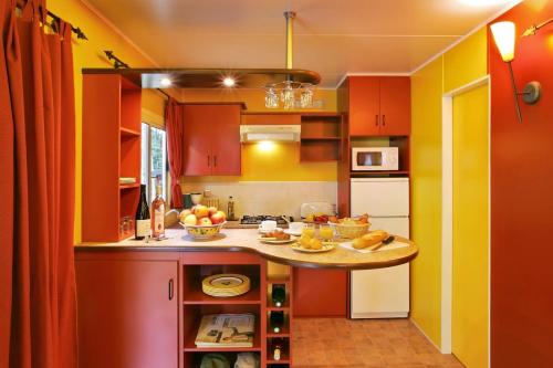 Les Castels Parc de Fierbois - Chalet - 2 bedrooms - 1 bathroom - Classique - Photo 2