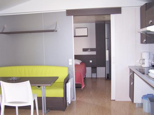 Les Castels Parc de Fierbois - Mobile home - 2 bedrooms - 1 bathroom - Wheelchair friendly - Photo 3