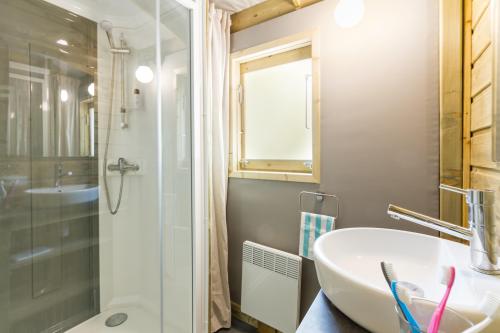 Les Castels Parc de Fierbois - Chalet - 2 bedrooms - 1 bathroom - Lodge - Photo 9
