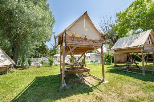 Camping Koawa Le Lac Bleu - Bivouac 6m² - without toilet blocks - Photo 1