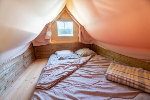 Camping Koawa Le Lac Bleu - Bivouac 6m² - without toilet blocks - Photo 2