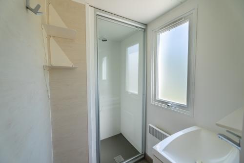 Camping Koawa Le Lac Bleu - Pavilion Classic 30m² - air-conditioning - TV - Photo 5