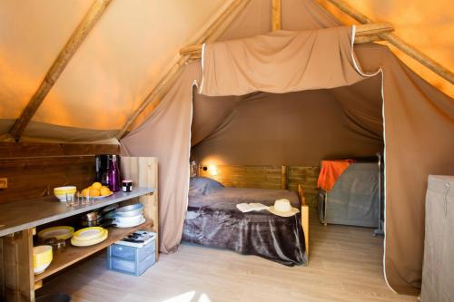 Camping Les Coudoulets - Canadien Tent with Terrace - Photo 2
