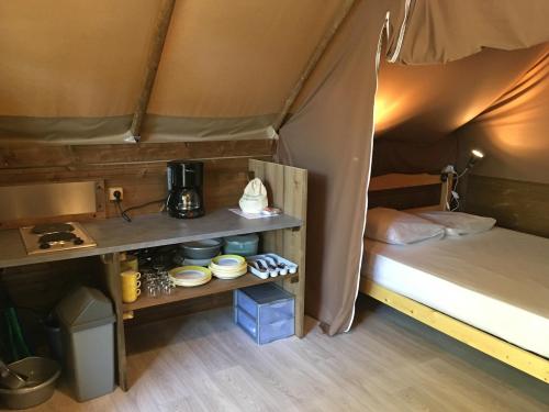 Camping Les Coudoulets - Canadien Tent with Terrace - Photo 4