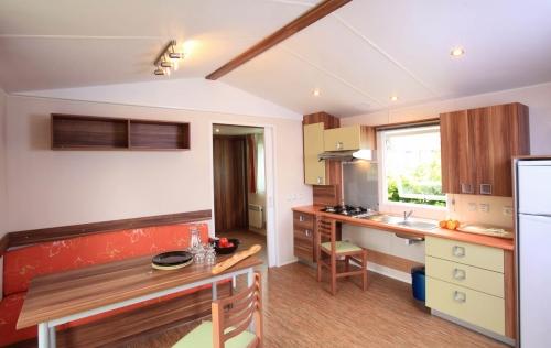 Camping L'Arada Parc - Mobil-home HELIOS adapted to the people with reduced mobility 2 bedrooms + Tv + opened terrace + wifi for 1 device - Photo 2