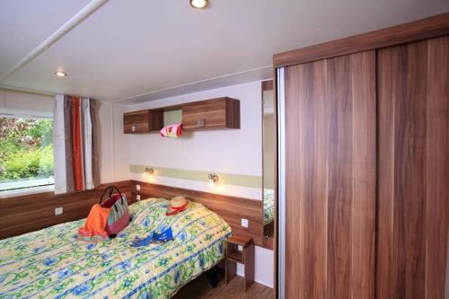 Camping L'Arada Parc - Mobil-home HELIOS adapted to the people with reduced mobility 2 bedrooms + Tv + opened terrace + wifi for 1 device - Photo 3