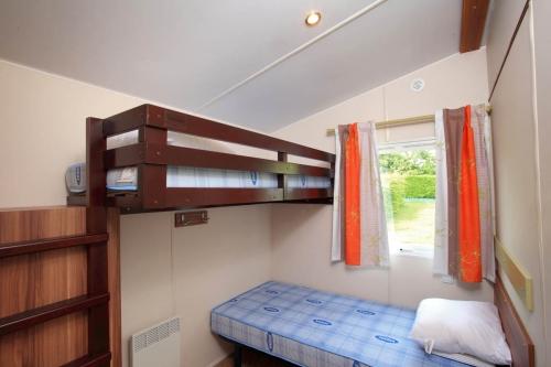 Camping L'Arada Parc - Mobil-home HELIOS adapted to the people with reduced mobility 2 bedrooms + Tv + opened terrace + wifi for 1 device - Photo 5