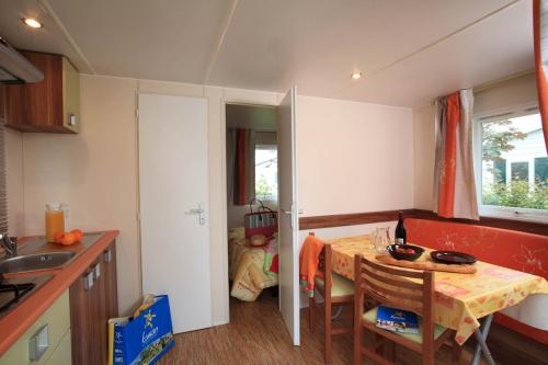 Camping L'Arada Parc - Mobil-home SUPER ASTRIA 1 bedroom + TV + sheltered terrace + wifi - Photo 1