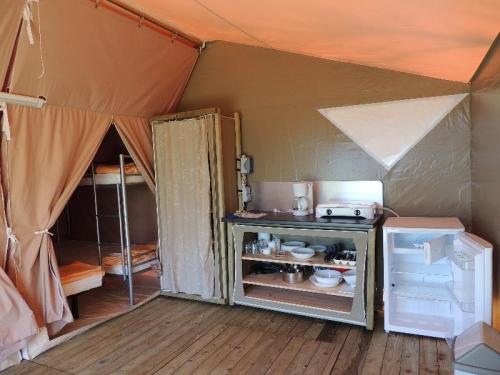 Camping L'Arada Parc - Le lodge -without sanitary facilities - Photo 3
