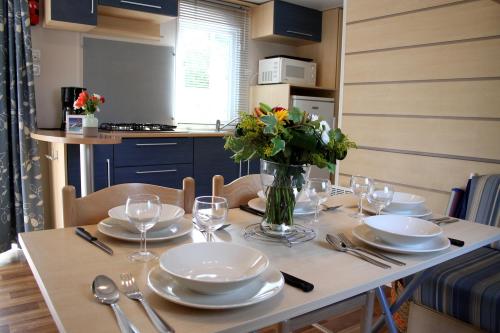 Camping Les Champs Blancs - Mobile home STANDARD - Photo 2