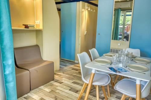 Camping Les Champs Blancs - CHALET air-conditioning - Photo 2