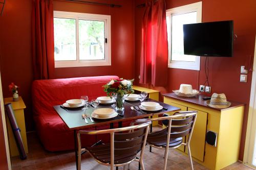 Camping Les Champs Blancs - CHALET CONFORT (AIR-CONDITIONING + tv) - Photo 2